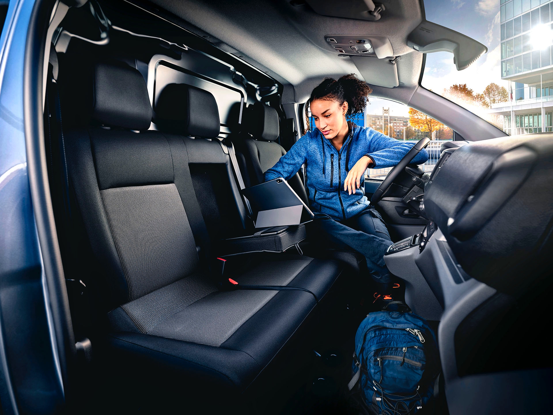Nowy Fiat Scudo – fotele z przodu, na miejscu kierowcy kobieta z laptopem