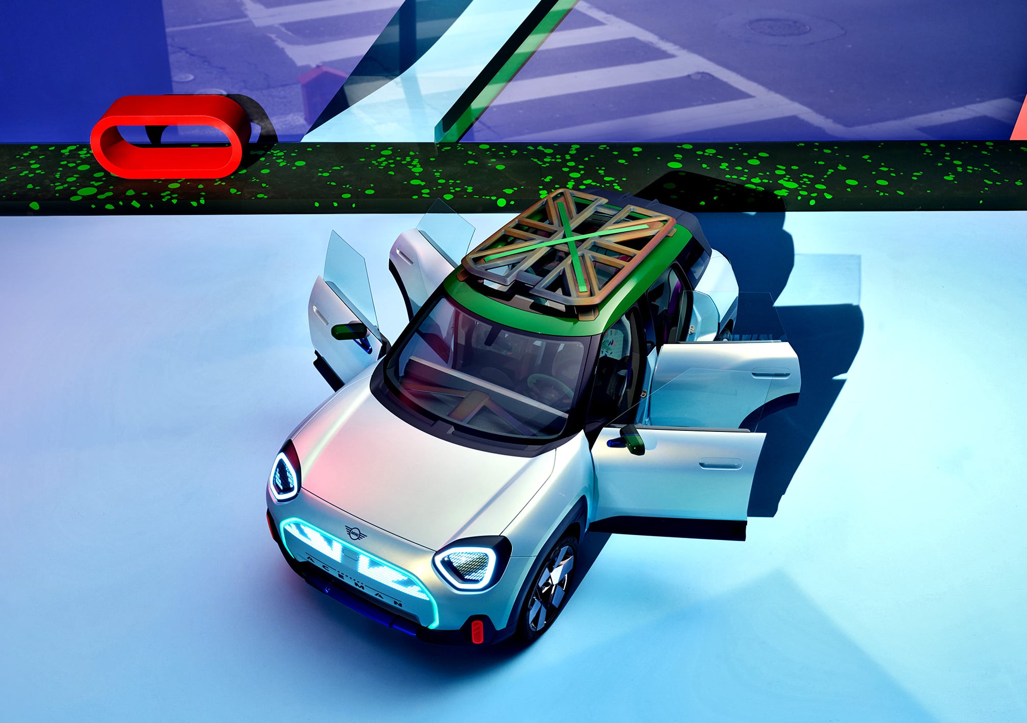 Mini Aceman – z otwartymi drzwiami, widok z góry 