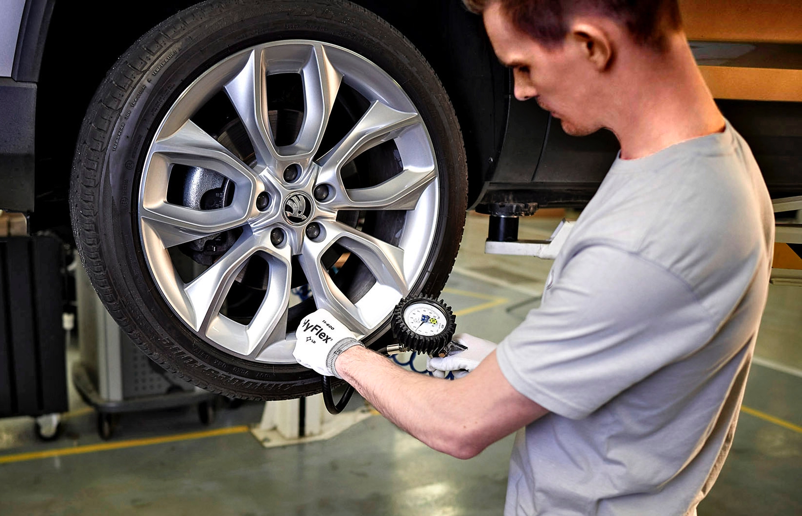 Skoda – kontrola ciśnienia w oponie przez mechanika