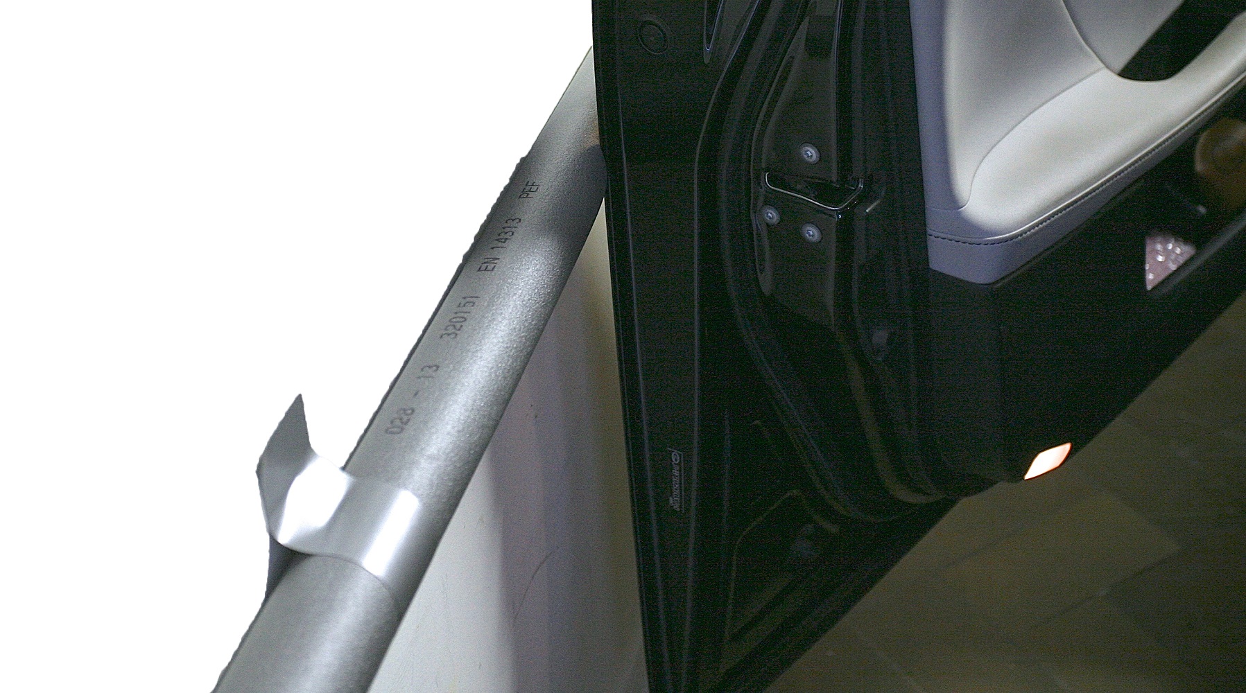 ochrona drzwi w garazu