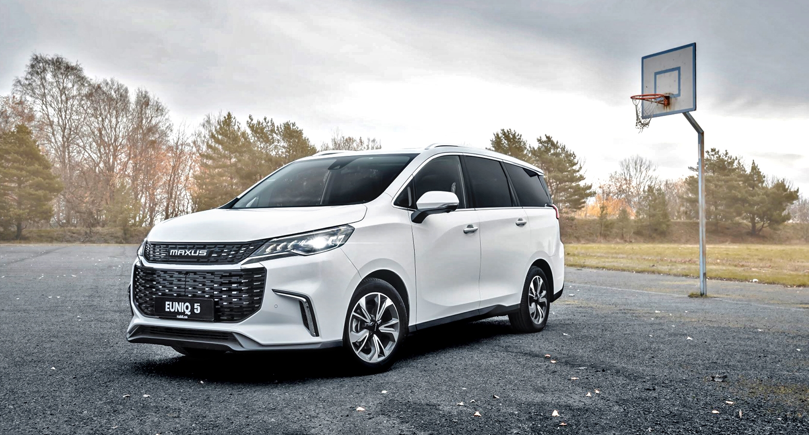 Maxus Euniq 5 6-miejscowy – przód i bok