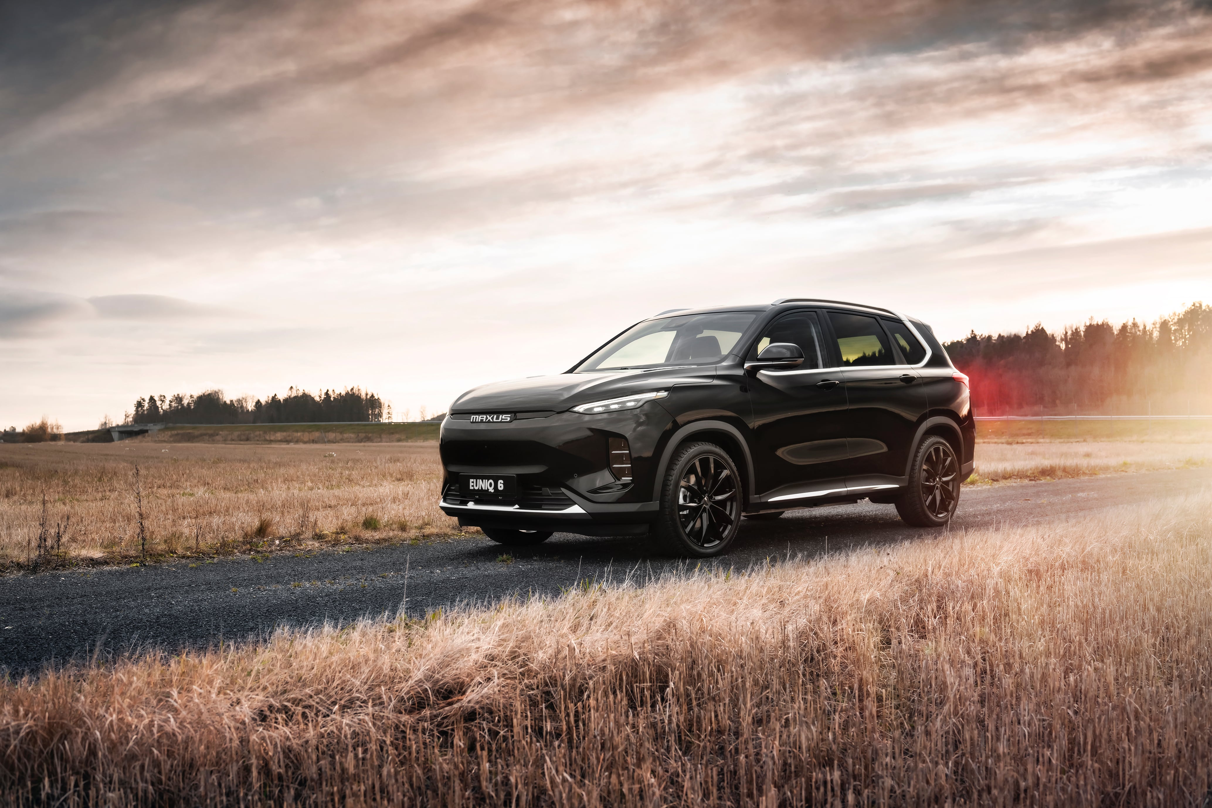 Maxus Euniq 6 – przód i bok na drodze