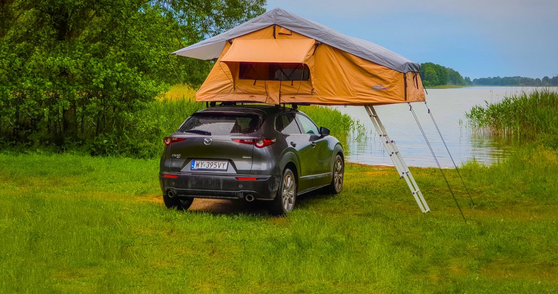 Mazda CX-30 tył z namiotem dachowym nad jeziorem