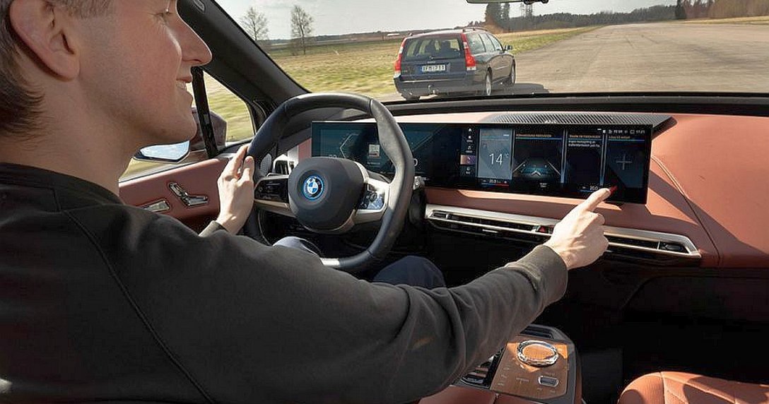 kierowca obsługujący ekran dotykowy w BMW