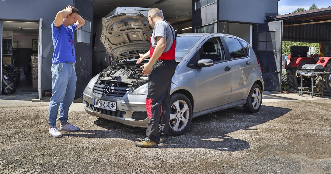 Mechanik rozmawia ze wzburzonym klientem