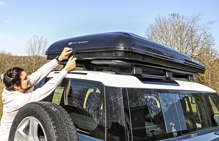 Namiot dachowy – złożony na dachu auta