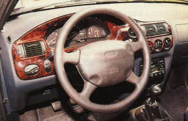Ford Escort 1.6 16V Ghia – deska rozdzielcza
