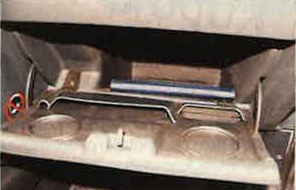 Ford Escort 1.6 16V Ghia – schowek