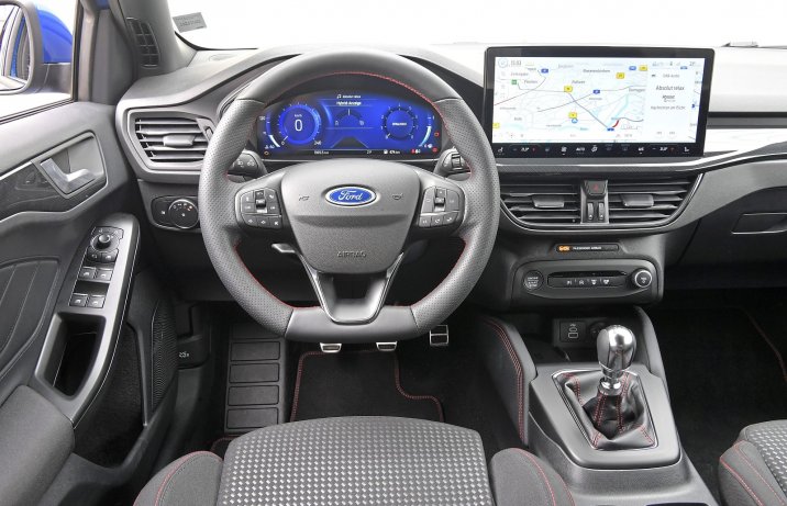 Ford Focus 2022 test - deska rozdzielcza