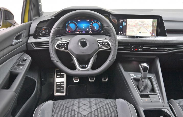 VW Golf 2022 test - deska rozdzielcza