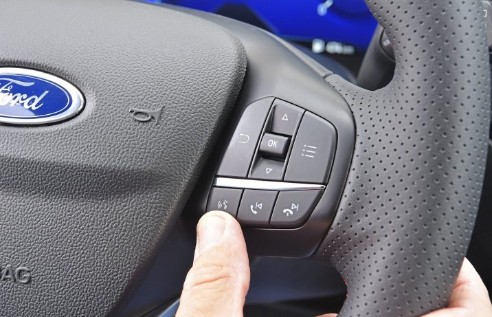 Ford Focus 1.0 EcoBoost Hybrid 155 test 2022 – klawisze na kierownicy