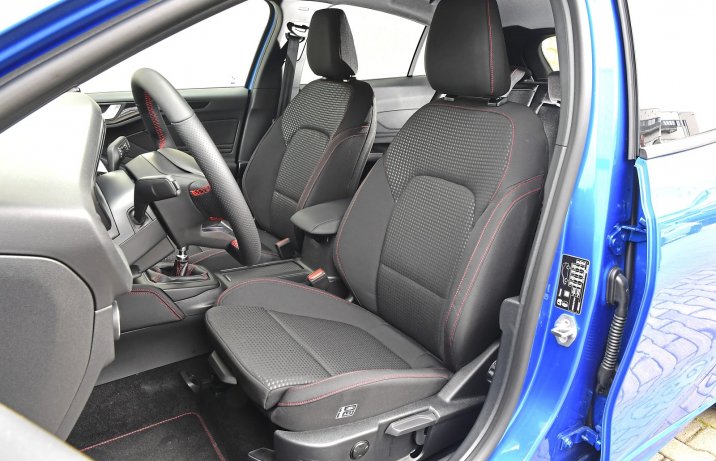 Ford Focus 1.0 EcoBoost Hybrid 155 test 2022 – fotele