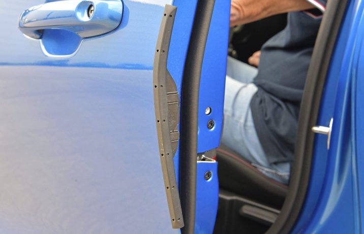 Ford Focus 1.0 EcoBoost Hybrid 155 test 2022 – listwa drzwi