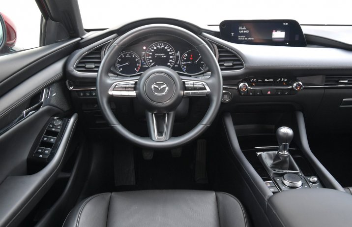 Mazda 3 2.0 e-Skyaktiv G 150 – kokpit