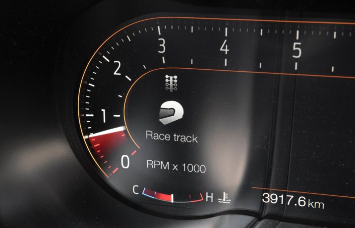 Ford Mustang California Special – wskaźnik z trybem jazdy Race track