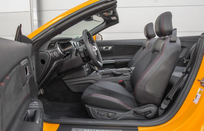 Ford Mustang California Special – fotele z przodu