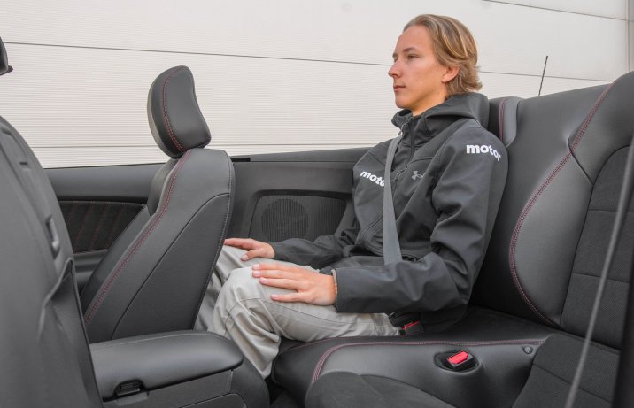 Ford Mustang California Special – fotel z tyłu z pasażerem