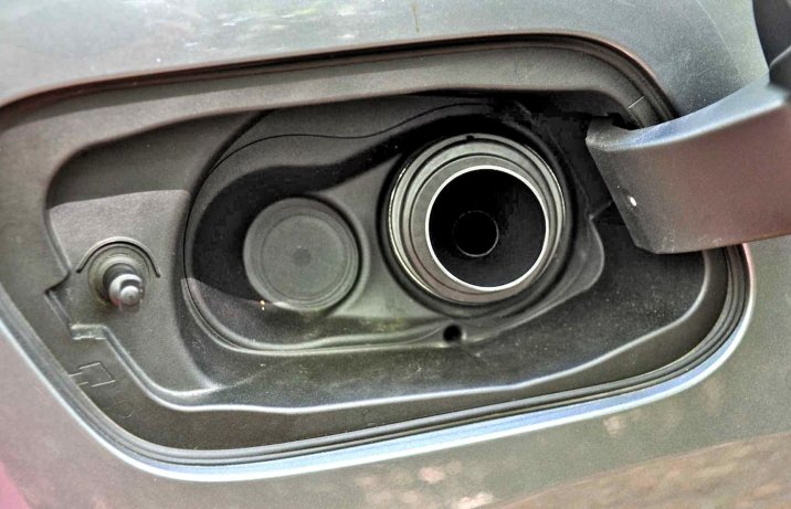 Volvo XC40 B4 (2022) – wlew paliwa