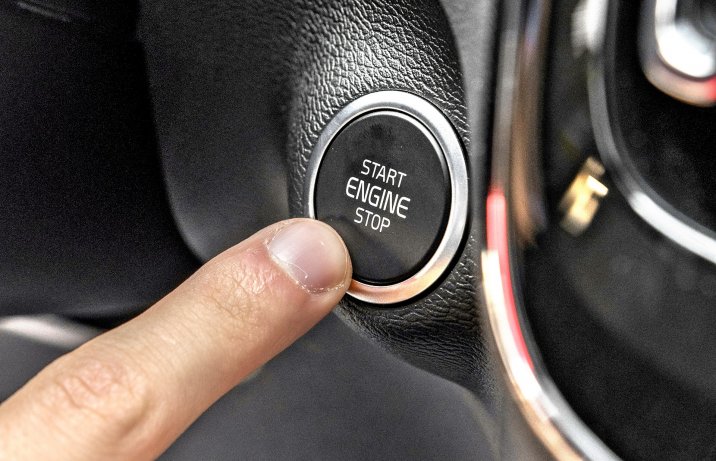 Volvo XC40 B4 (2022) – klawisz startera, uruchamiania silnika