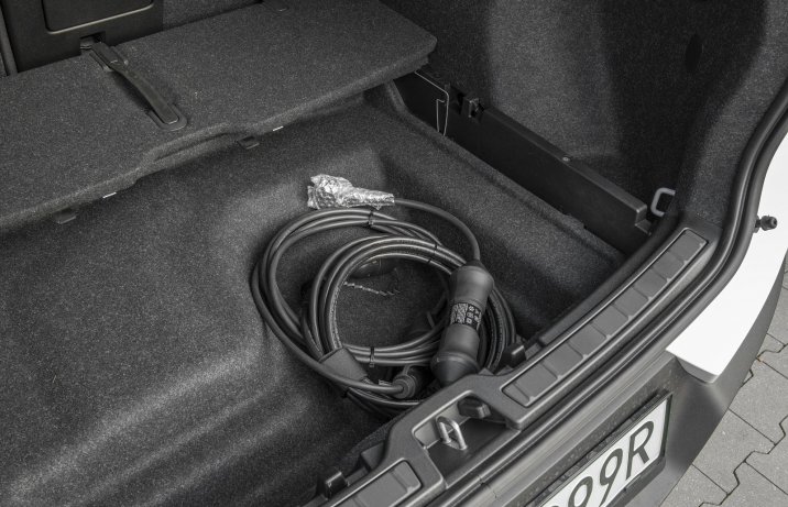 Volvo XC40 P6 (2022) – przewody do ładowania