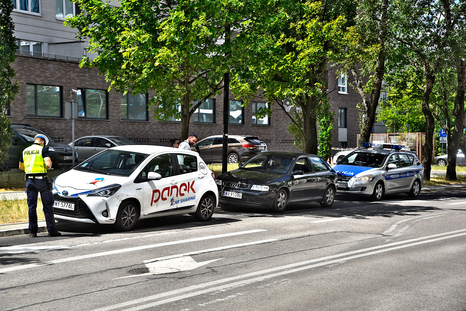 kolizja_policjant_auto_z_wypozyczalni