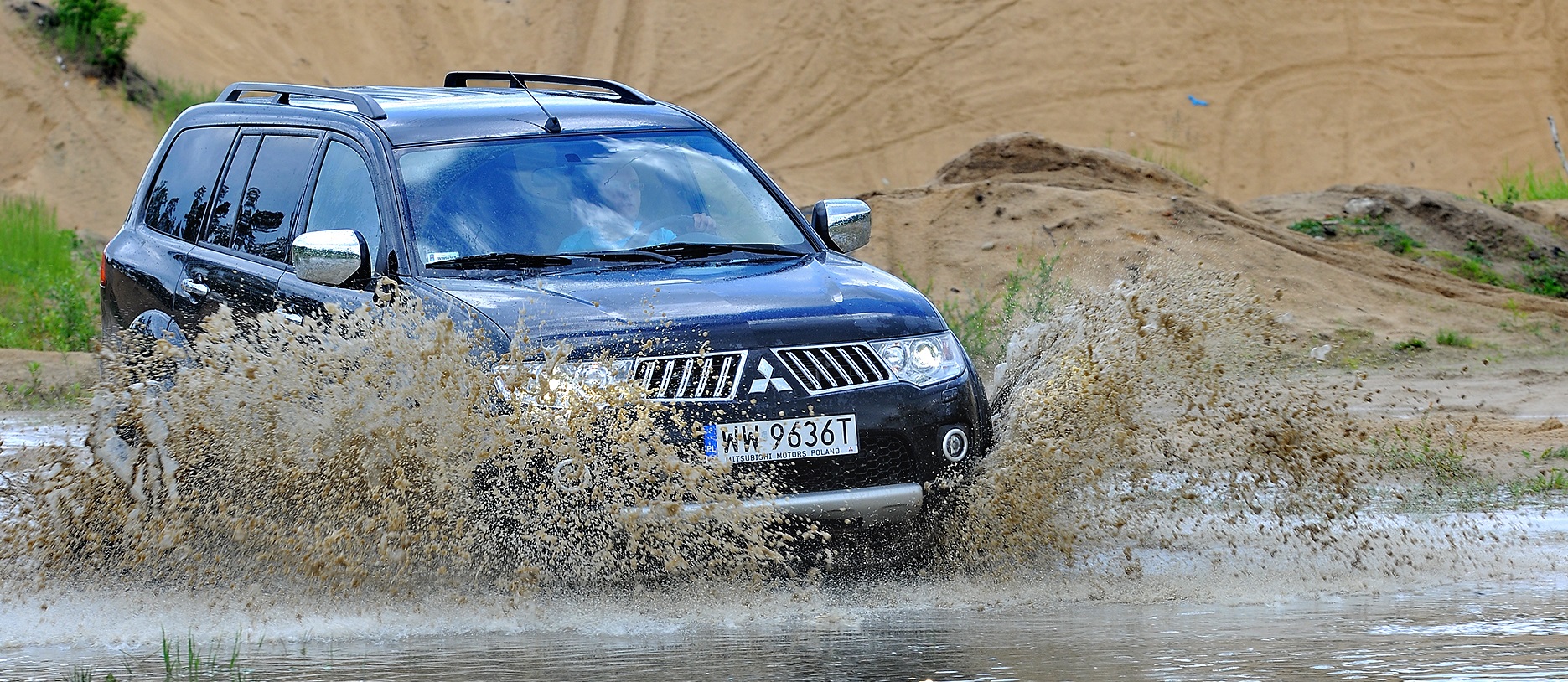 auto przejezdza przez wode