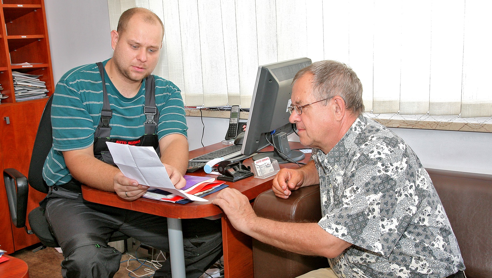 mechanik rozmawia z klientem