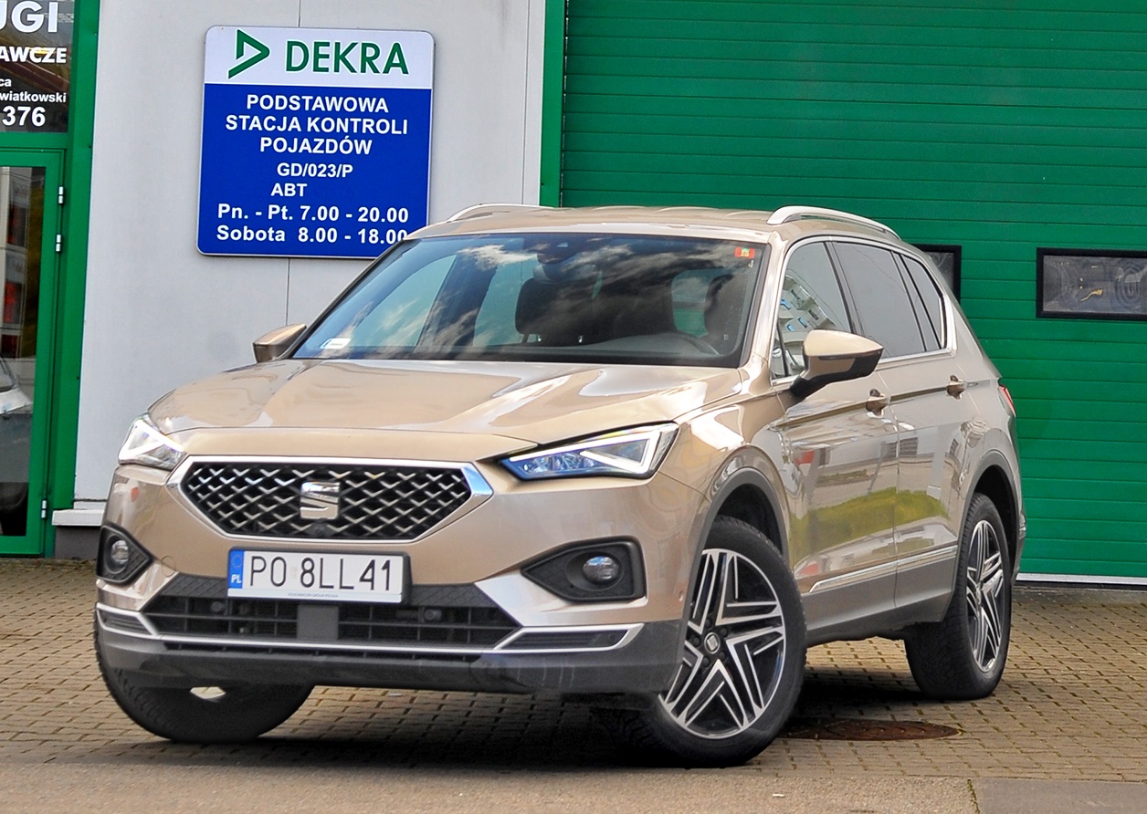 auto przed stacja kontroli pojazdow