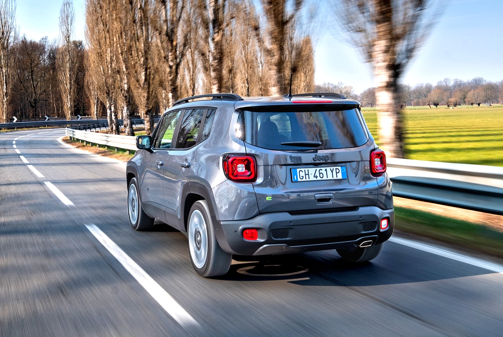 Jeep Renegade e-Hybrid – tył w ruchu