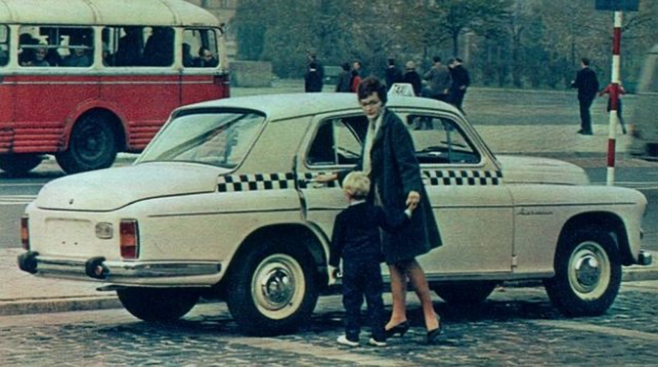 Warszawa 203 taksówka – bok z kobietą i dzieckiem przy drzwiach
