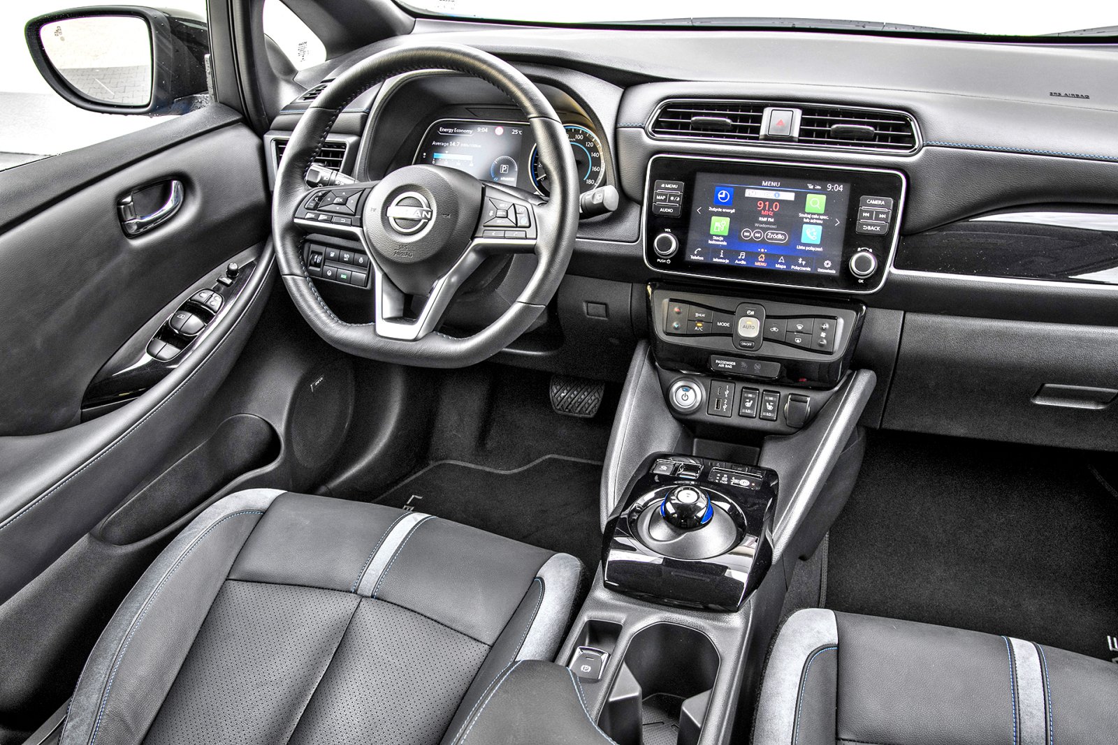 Nissan_Leaf_2022_wnętrze_kokpit