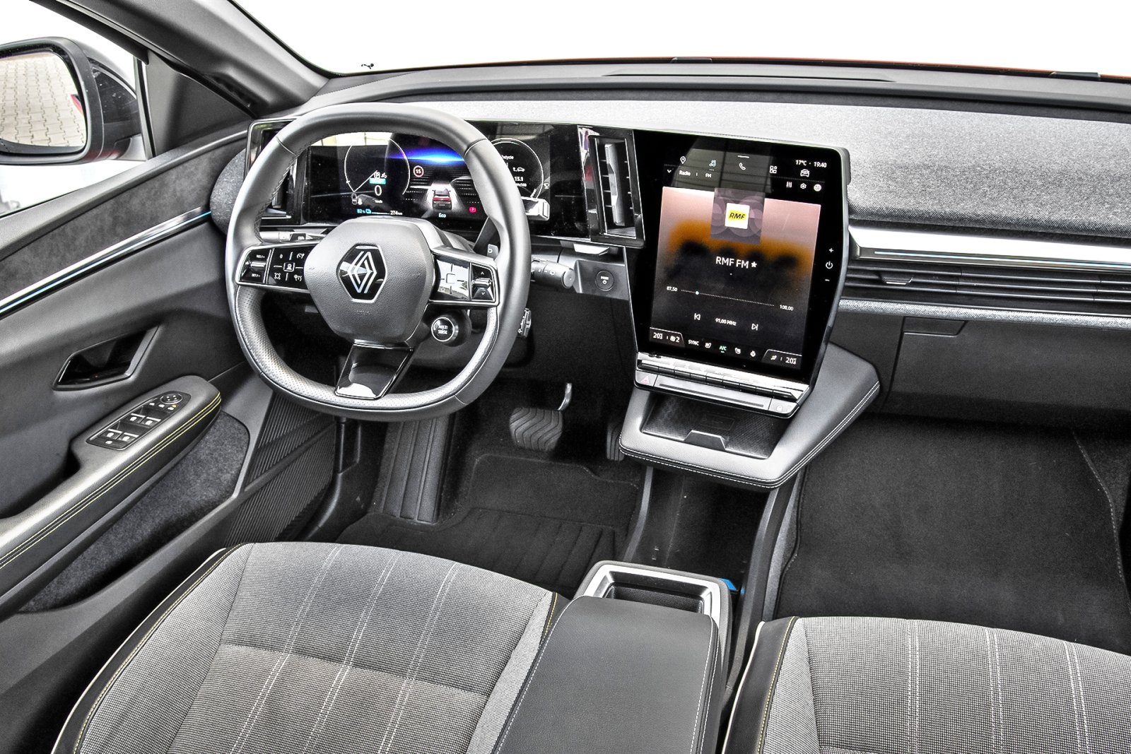 renault_megane_e-tech_2022_wnętrze_kokpit