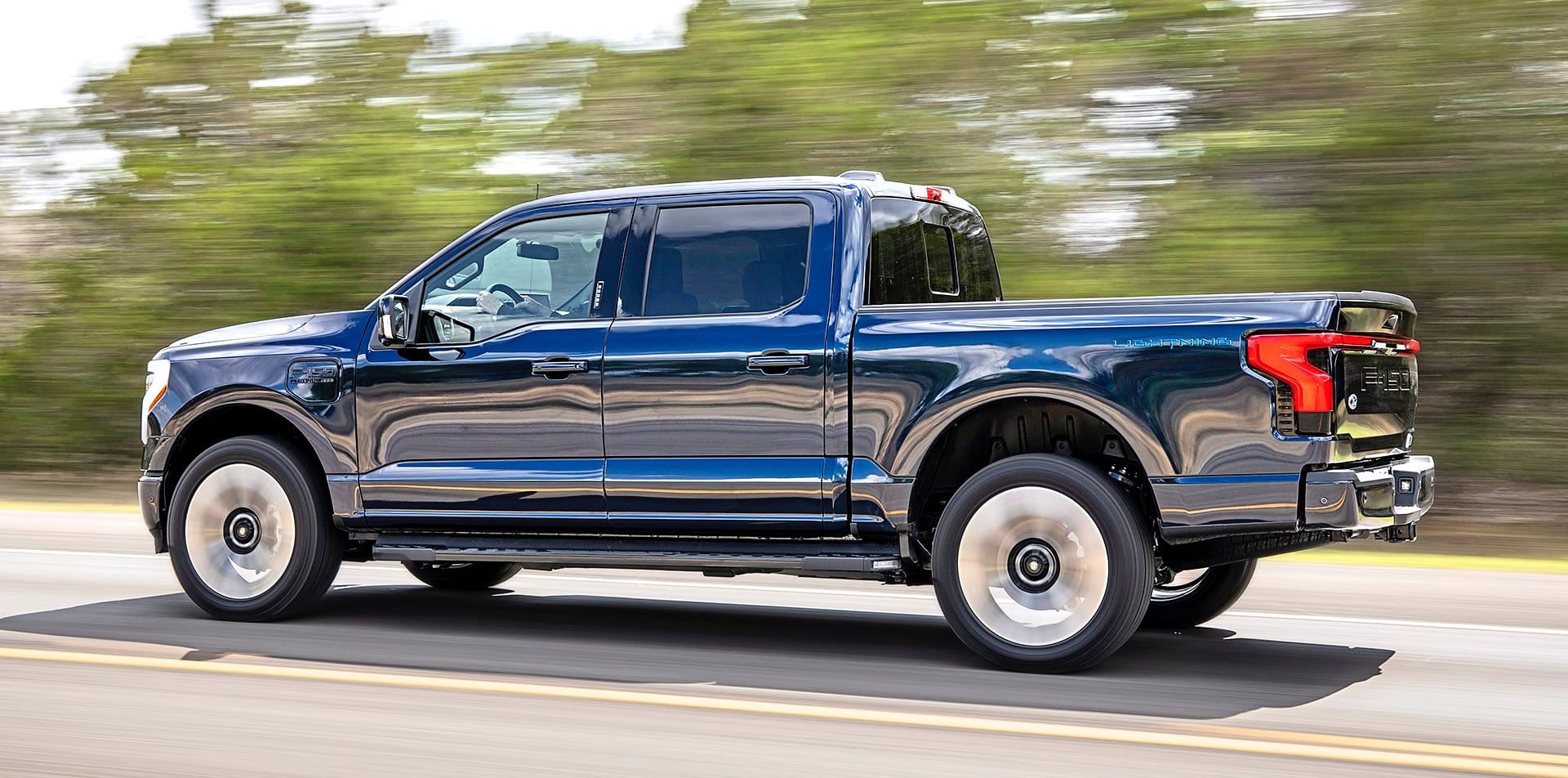 Ford F-150 Lightning – bok w ruchu 