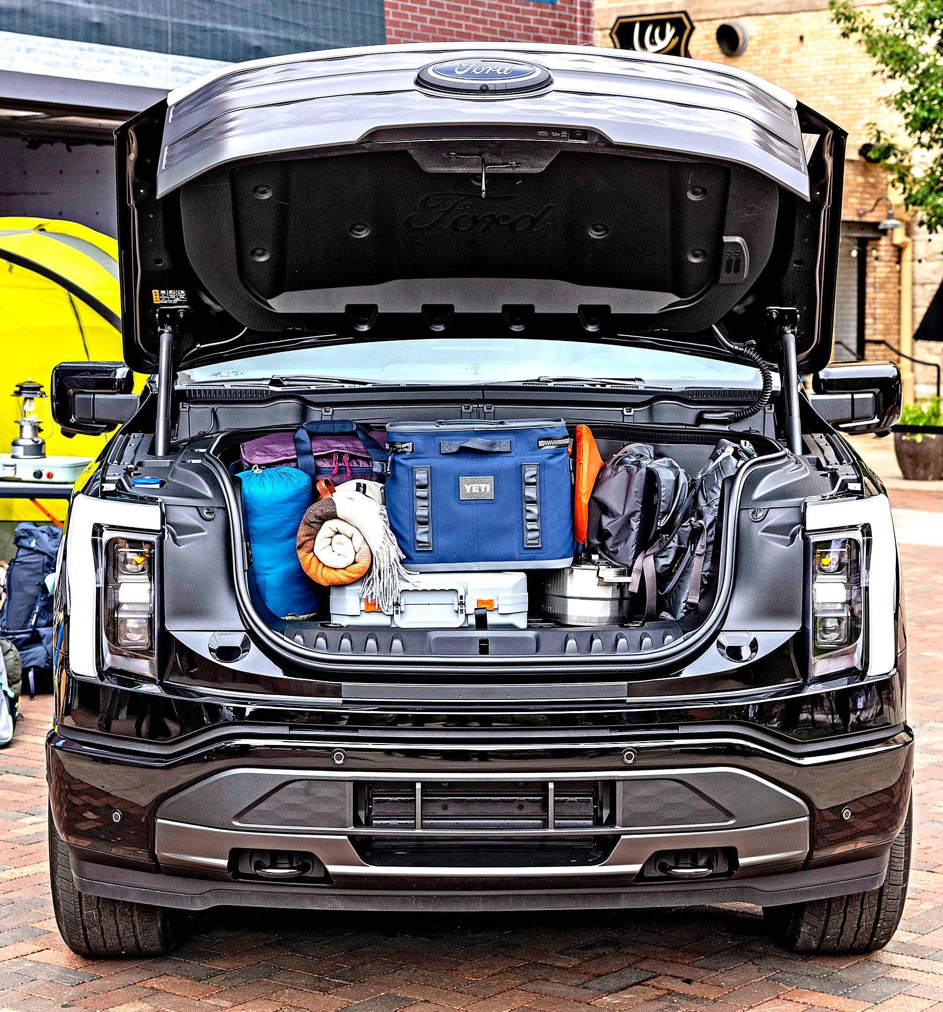 Ford F-150 Lightning – przód z otwartym bagażnikiem