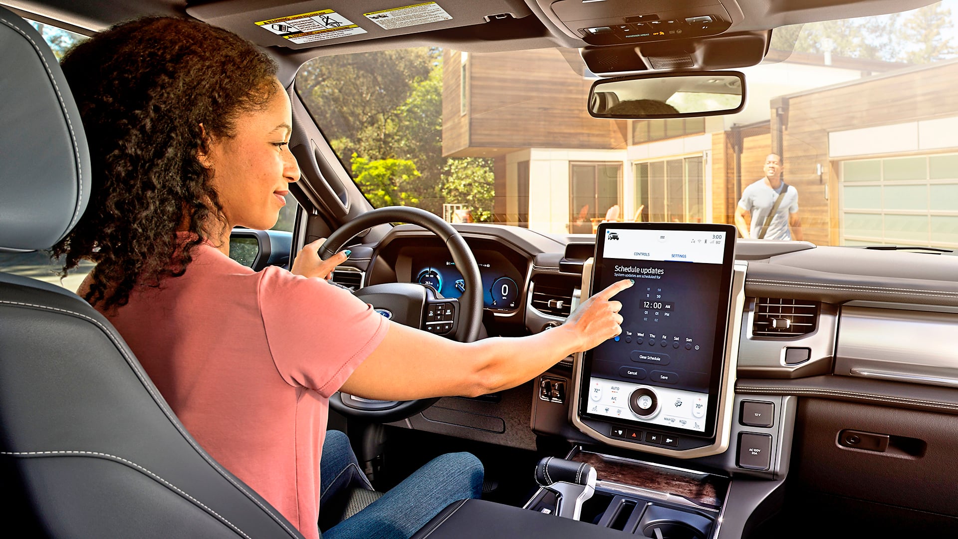 Ford F-150 Lightning – wnętrze z kobietą za kierownicą