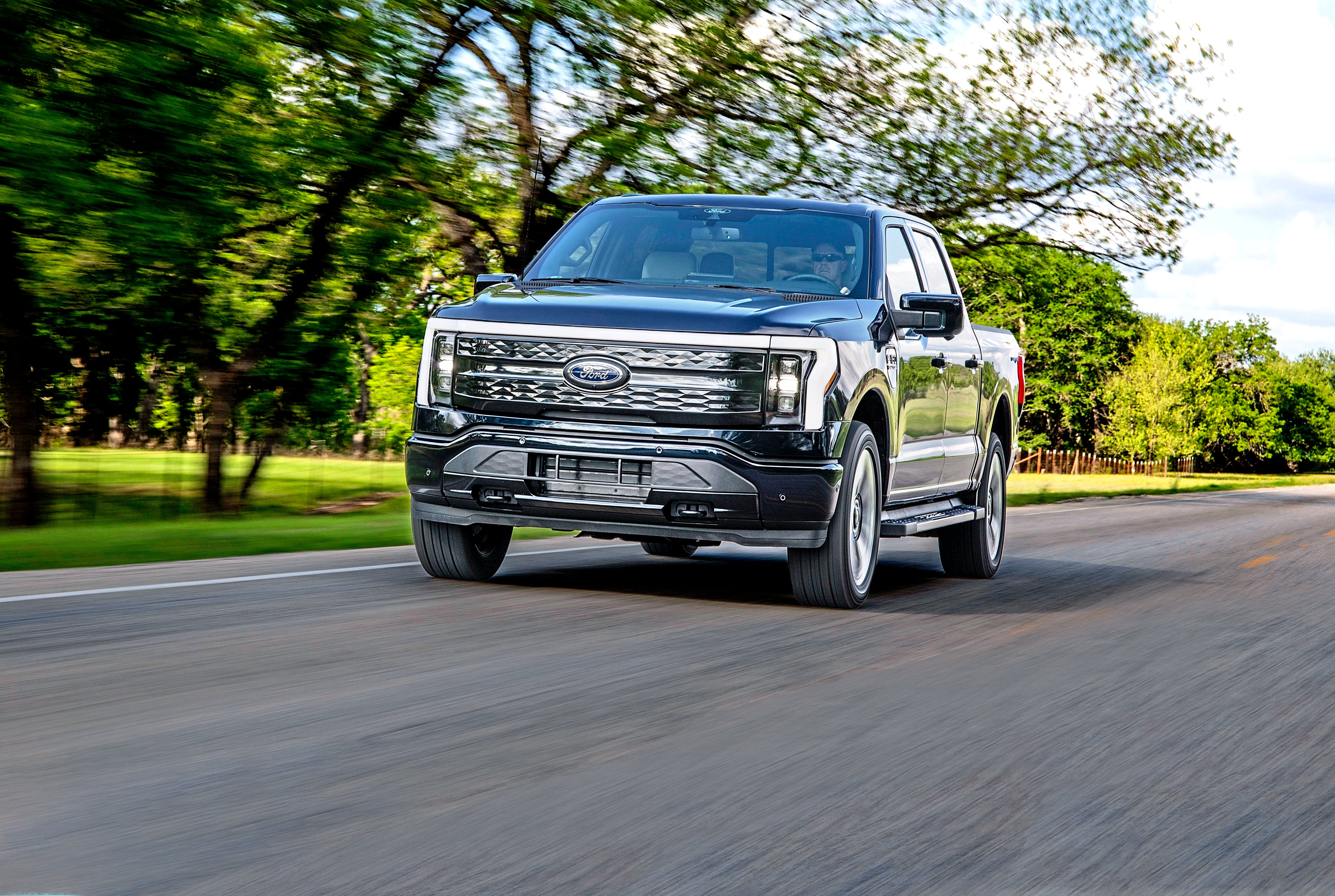 Ford F-150 Lightning – przód w ruchu