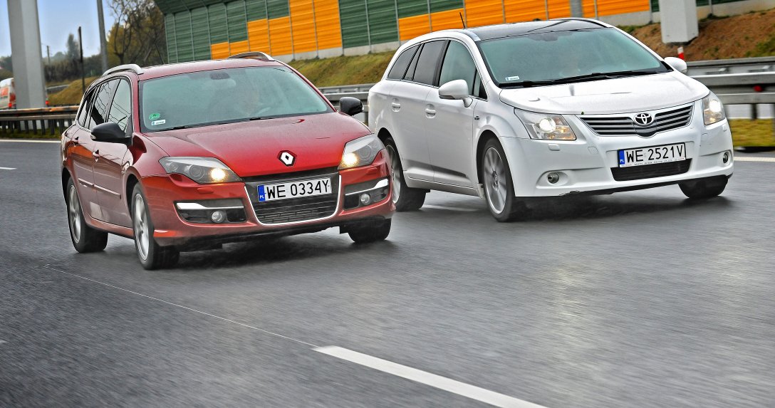 Renault Laguna i Toyota Avensis jadące przodami