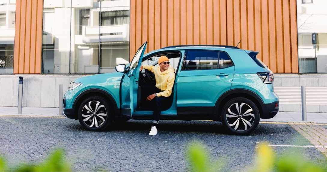 Volkswagen bok – z otwartymi przednimi drzwiami i mężczyzną na siedzeniu kierowcy