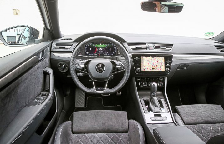 Skoda Superb Combi - kokpit