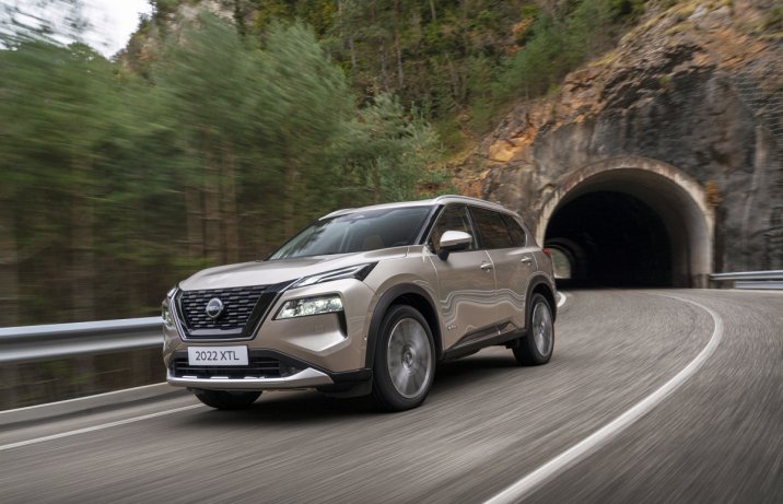2023 Nissan X-Trail – przód w ruchu