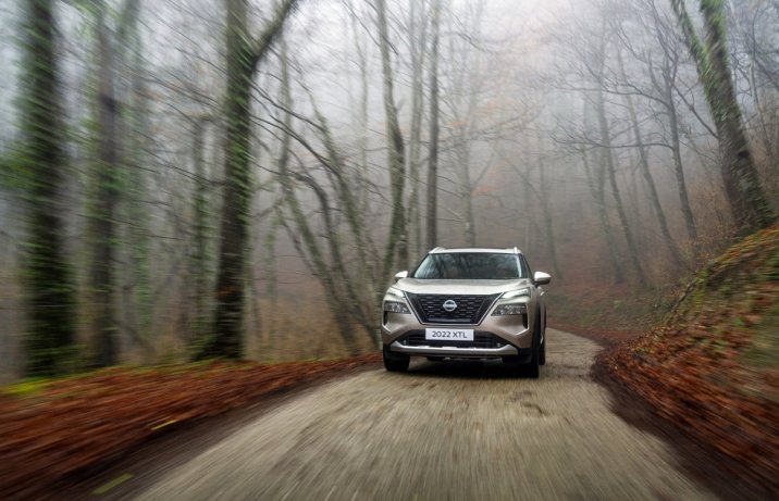 2023 Nissan X-Trail – przód  w ruchu