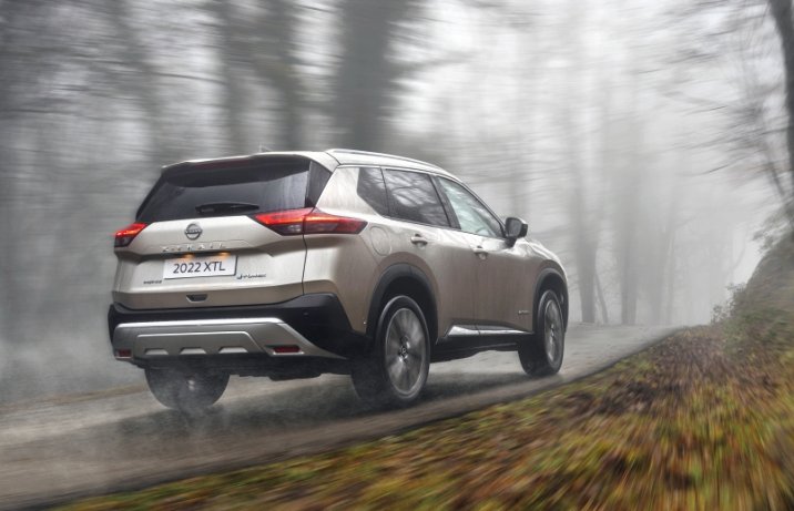 2023 Nissan X-Trail – tył w ruchu