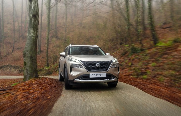 2023 Nissan X-Trail – przód w ruchu