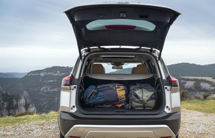 2023 Nissan X-Trail – z otwartym bagażnikiem