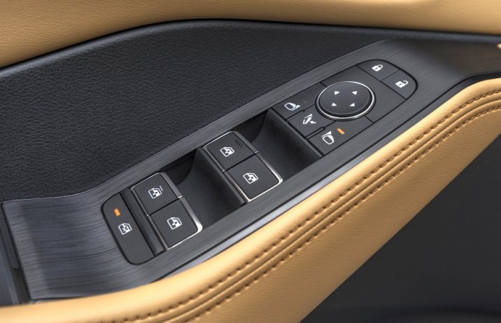 2023 Nissan X-Trail – sterowanie szybami