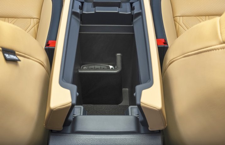 2023 Nissan X-Trail – schowek w tunelu środkowym