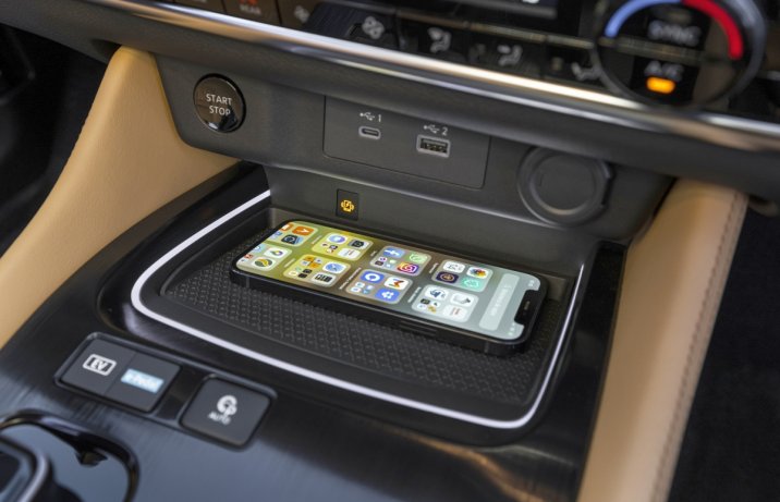 2023 Nissan X-Trail – półka na telefon