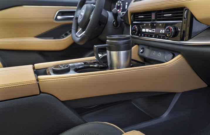 2023 Nissan X-Trail – uchwyt z kubkiem