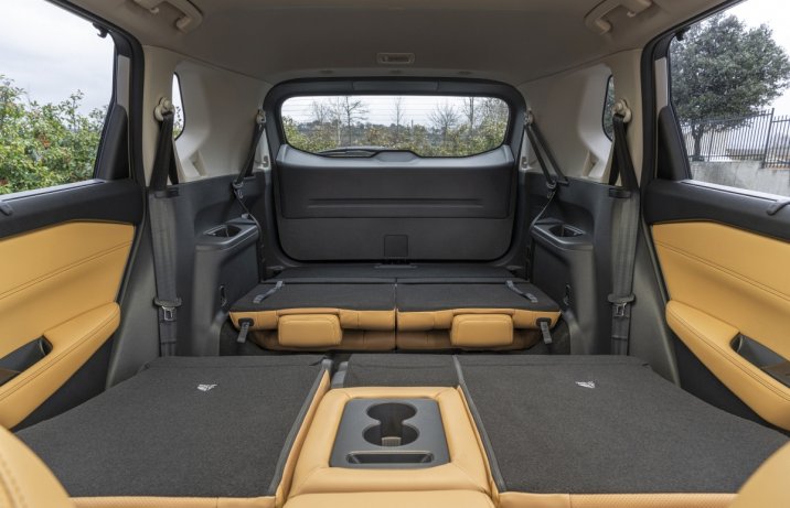 2023 Nissan X-Trail – bagażnik ze złożonymi fotelami drugiego rzędu