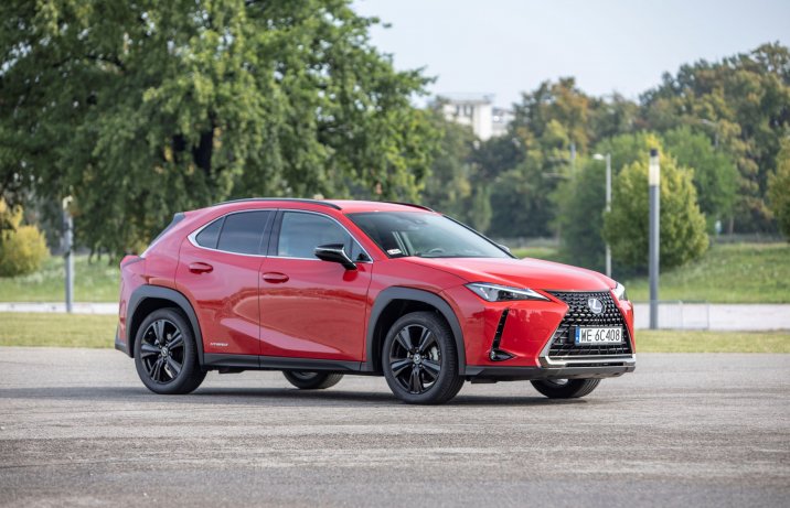 Lexus UX - przód